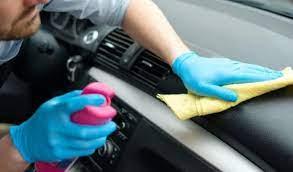 Wie man den Autoinnenraum sauberer macht