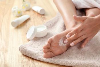 Production process of herbal cracked heel foot cream with formulations