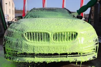 Producción de champú de lavado de coches de espuma coloreada.